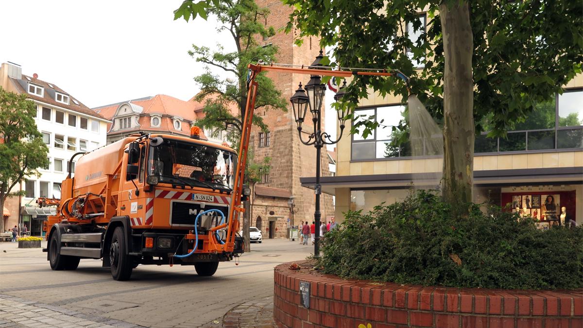Mithilfe von Fahrzeugen gießt Sör derzeit Nürnbergs Bäume.