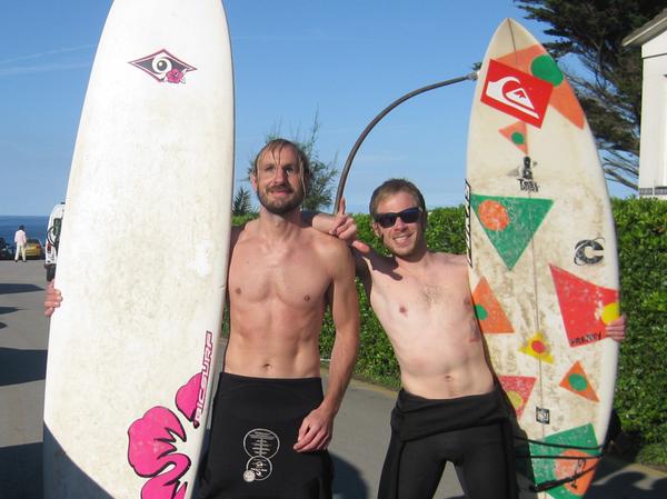 In Portugal hat er sein größtes Hobby entdeckt – hier mit einem der Surflehrer.
