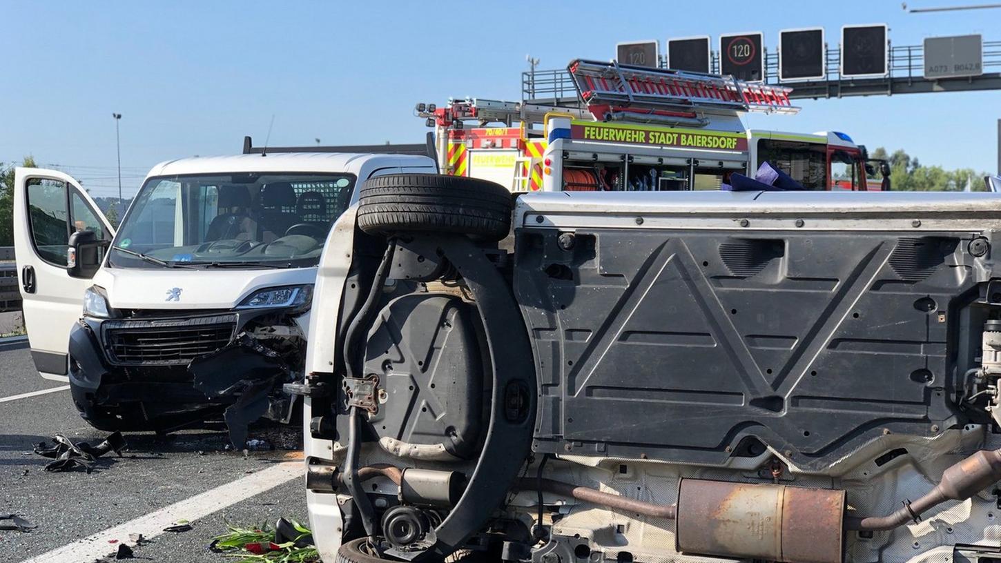 Vier Fahrzeuge kollidieren: Feuerwehr schneidet Frau aus Auto
