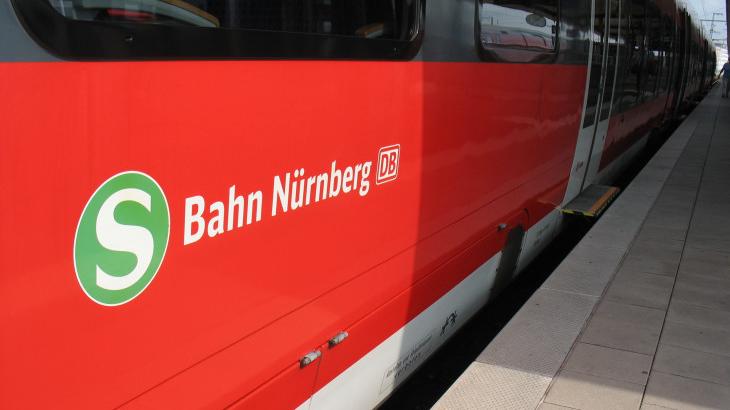 Die S1 von und nach Nürnberg fährt vom 2. bis 19. August nur noch ab beziehungsweise bis Mögeldorf. Ein Schienenersatzverkehr ist eingerichtet.