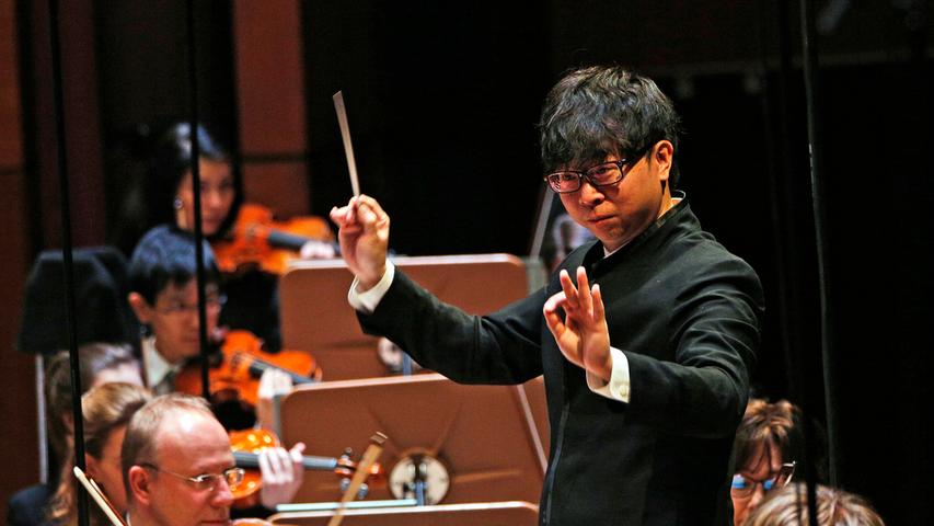 Kahchun Wong übernahm in Tan Duns "Fire Ritual" die Rolle eines dirigentischen Schamanen.