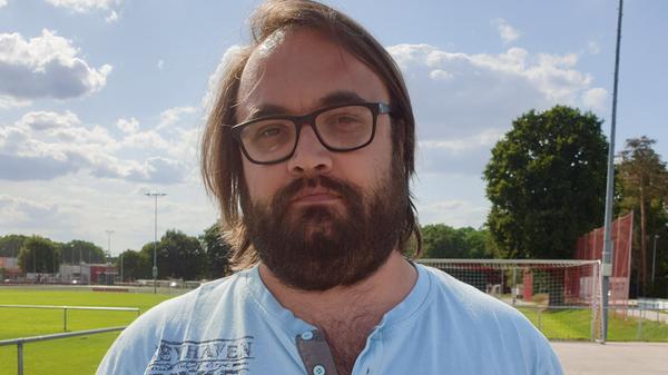 "Mir fehlt noch ein zentraler Mittelfeldspieler, der eine gewisse Spielstärke und Passsicherheit mitbringt. Tendenziell würde ich dann tippen, dass der Club so auf Platz drei bis fünf landet. Wenn der zentrale Mittelfeldspieler dann dazu kommt, bin ich noch etwas optimistischer."