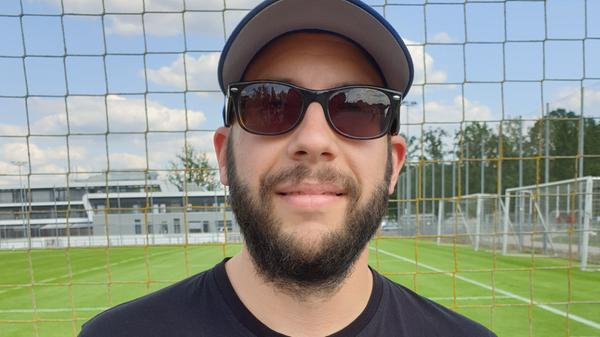 "Im Vergleich zur letzten Saison, sehe ich den Club relativ weit oben, weil ich den Eindruck habe, dass die personellen Umstellungen recht fruchtbar sind. Die Verstärkungen, die die neue Vereinsführung getätigt hat, machen Mut und ich glaube, dass der Club auf jeden Fall um einen Aufstiegsplatz mitspielt."