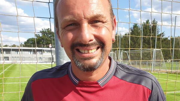 "Hamburg erwarte ich ganz oben. Für den Club ist es erst einmal wichtig, dass er sich wieder an die zweite Bundesliga gewöhnt und Spielpraxis sammelt. Da relativ viele starke Teams dabei sind, würde ich den Club an dritter oder vierter Stelle sehen. Sollte es dann in die Relegation gehen, könnten wir etwas reißen."