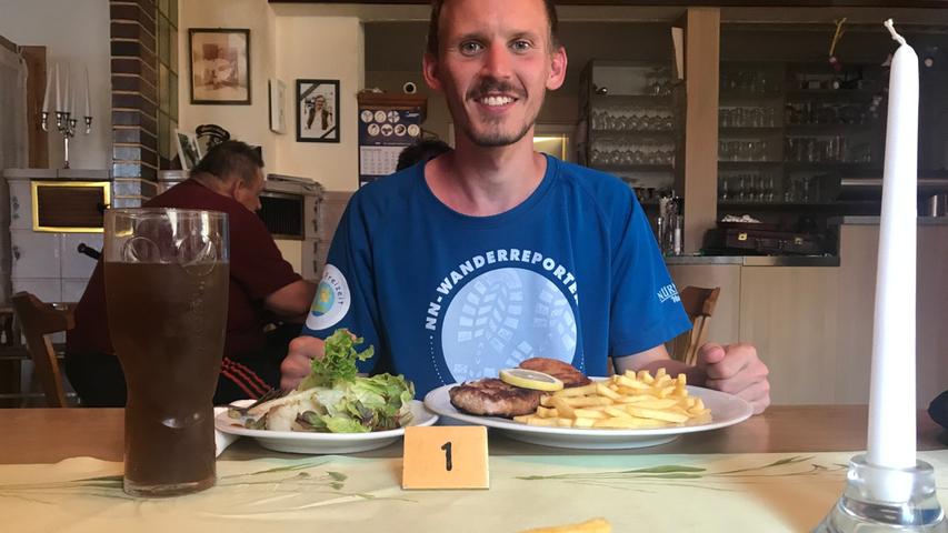 Wanderreporter 2 fotografiert Wanderreporter 1. Nach einem langen Wandertag gab es ein letztes Schnitzel, bevor der Wanderstab an Matthias Kronau übergeben wurde.