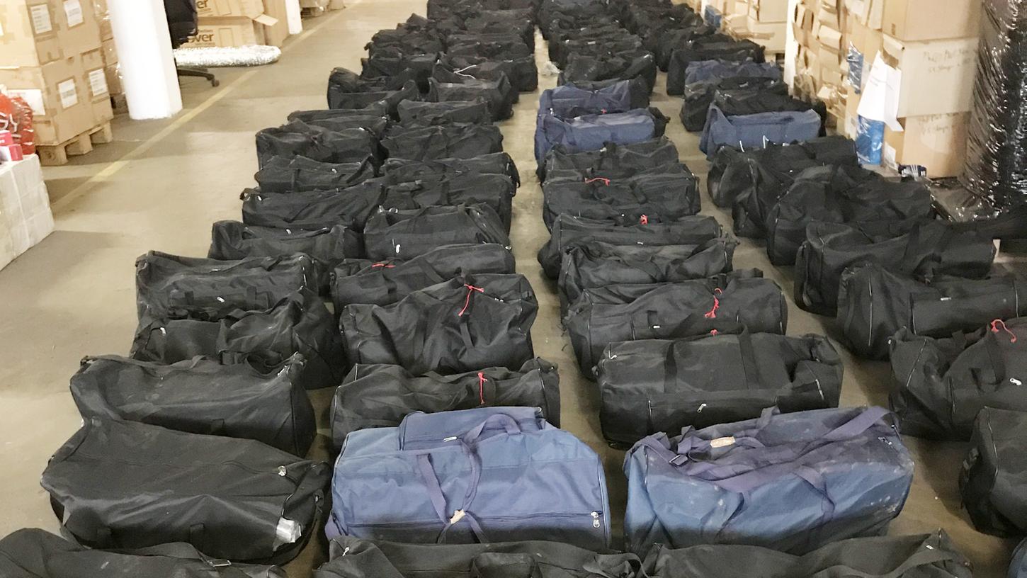 Der Hamburger Zoll hat auf einem Containerfrachter 4,5 Tonnen Kokain im Straßenverkaufswert von rund einer Milliarde Euro sichergestellt. Das vor zwei Wochen entdeckte Kokain wurde unter strenger Geheimhaltung und umfangreichen Sicherheitsvorkehrungen vernichtet.