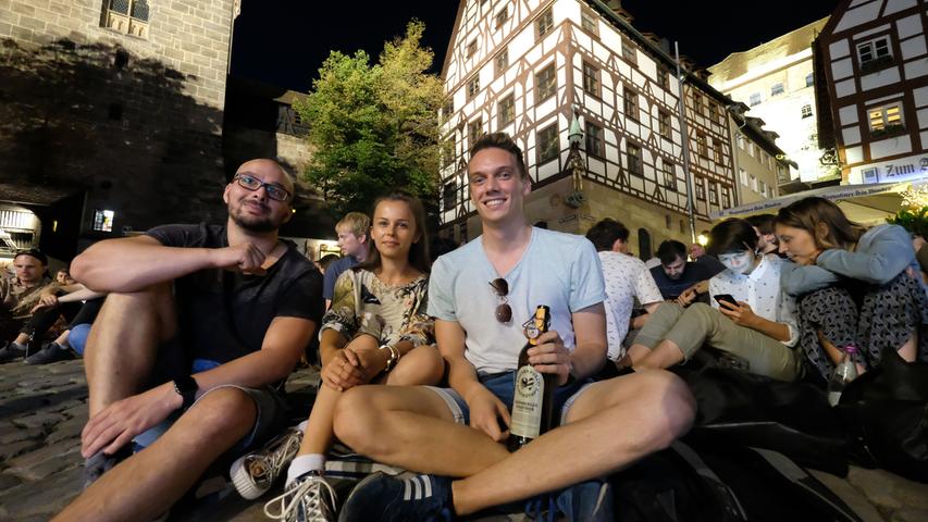 Karsten, Isabelle und Dominik (von links) genossen vor kurzem das besondere Flair einen ganzen Abend lang - mit Gesprächen und Flaschenbier vom Altstadthof.