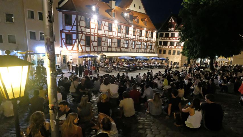 Der leicht abschüssige Platz gehört zu den schönsten in Nürnberg - auch wegen des historischen Umfelds mit dem Dürer-Haus (rechts) und vielen Fachwerkgebäuden, die nach 21 Uhr stimmungsvoll beleuchtet werden.