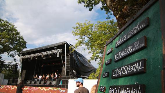 Ein Hauch von Woodstock in Franken: Weinturm Open Air gestartet