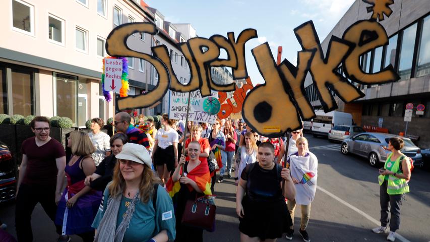 Vulva-Kekse und Regenbogenfahnen: Der Dyke March in Nürnberg