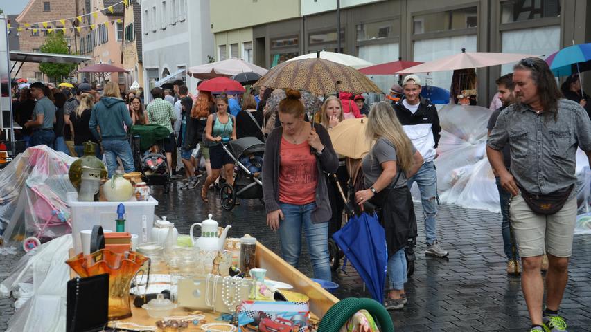 Bares für Rares: Hilpoltsteiner shoppen beim Trödelmarkt