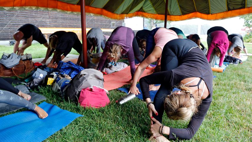 Kopfstand und Krieger: So war das Yogafestival am Dutzendteich