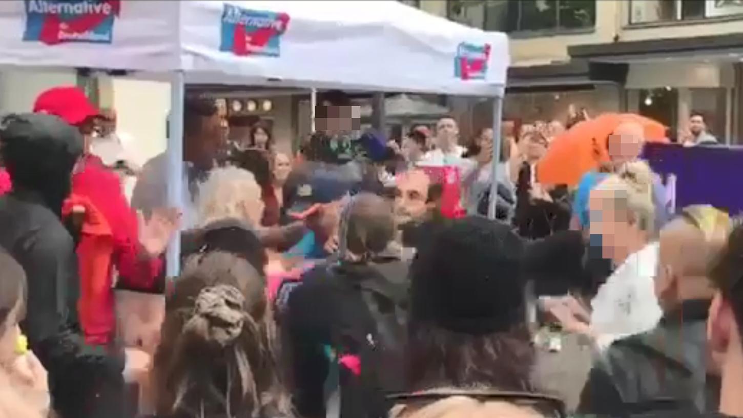 Dieses Foto zeigt den Tumult vor dem AfD-Stand. Ein Video, das den Vorfall zeigt, liegt unserer Redaktion vor.