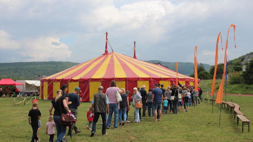 Minis rocken die Manege: Der Zirkus Schnauz in Kirchehrenbach