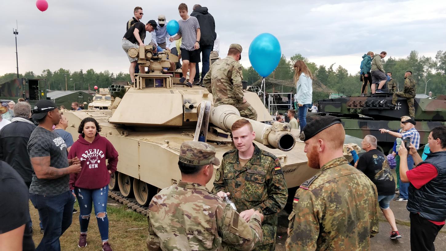 Panzer, Drohnen und Helikopter - die US-Armee fuhr gemeinsam mit der Bundeswehr so ziemlich alles auf. Panzer, Drohnen und Helikopter - die US-Armee fuhr gemeinsam mit der Bundeswehr so ziemlich alles auf.