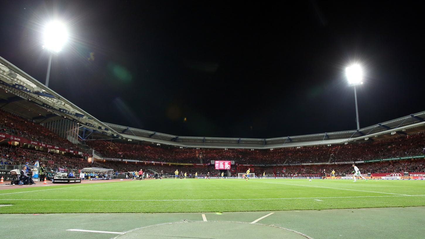 Auf dieses Flutlichtspiel freut sich jeder Club-Fan: Am Montagabend ist im Morlock-Stadion der Hamburger SV zu Gast.