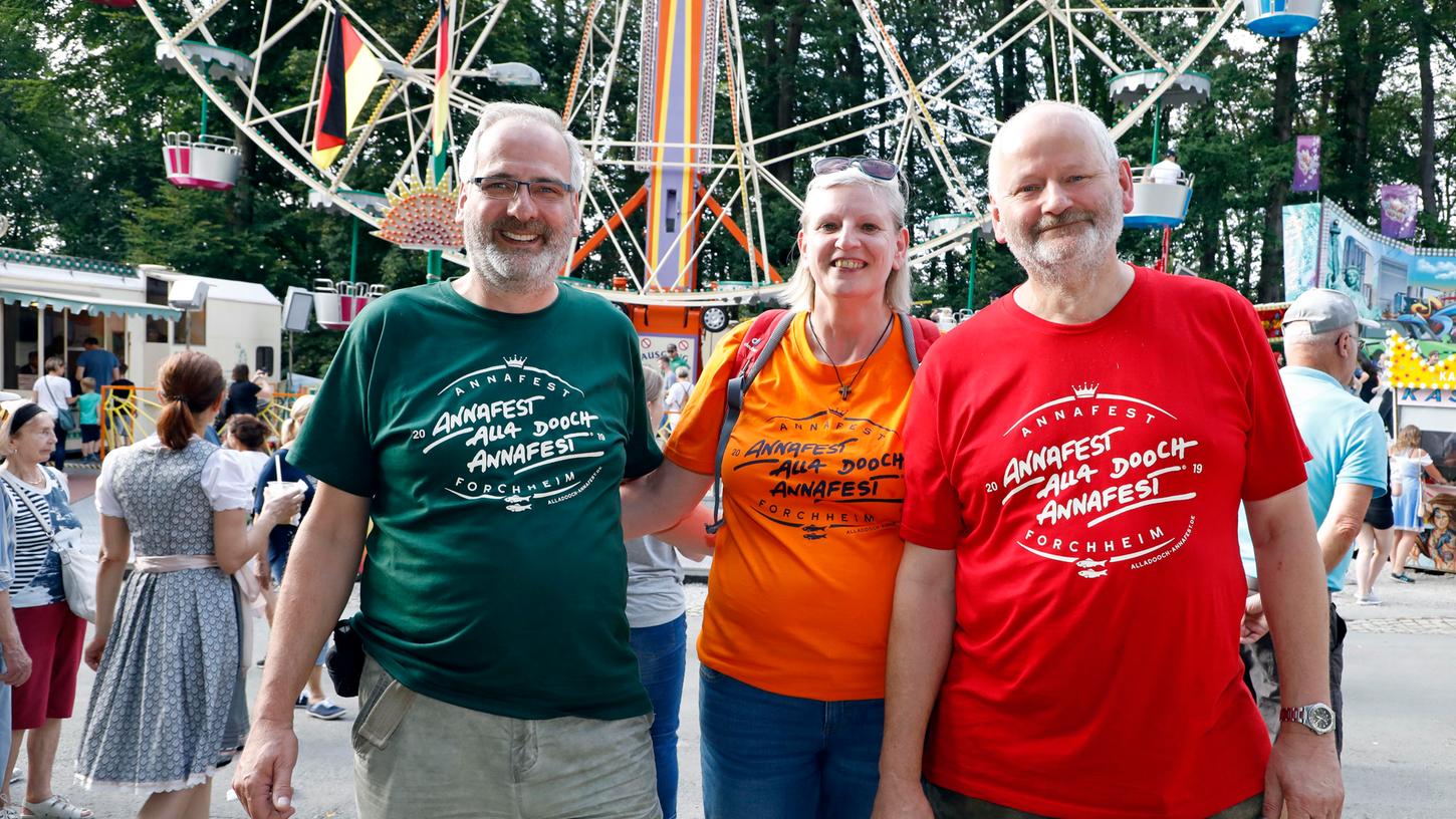 Roland Fröhlich (rechts) zusammen mit Frau Eva und seinem Bruder Detlef vor dem Riesenrad. Seit fünf Jahren kommen die Brandenburger jährlich zum Annafest.