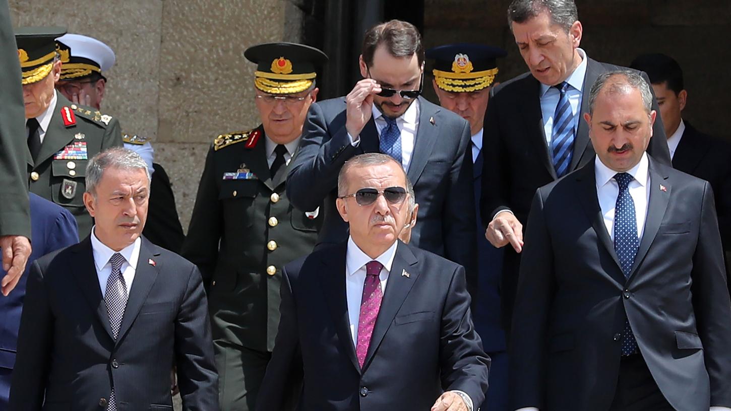 Bereits Ende Juli hatte Erdogan nach gescheiterten Gesprächen mit den USA zur Einrichtung einer Pufferzone im Norden Syriens eine Offensive angekündigt. Bereits Ende Juli hatte Erdogan nach gescheiterten Gesprächen mit den USA zur Einrichtung einer Pufferzone im Norden Syriens eine Offensive angekündigt.
