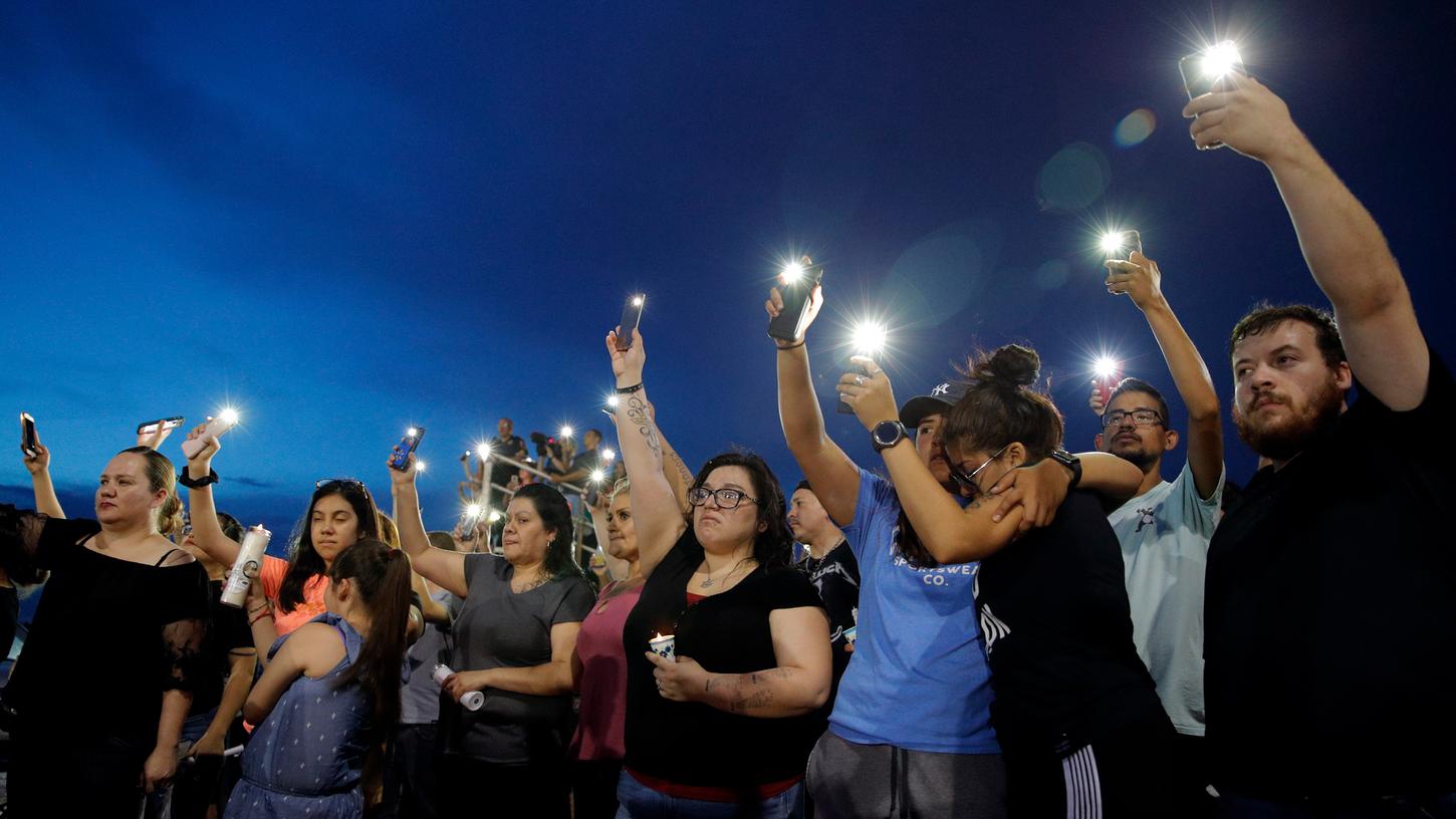 Viele Menschen nahmen an einer Mahnwache für die Opfer des Massakers in El Paso teil.
