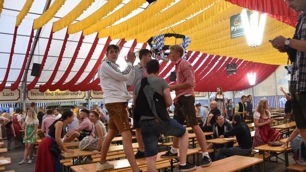 Kaum ist das Zelt geöffnet, geht dann der Wahnsinn los: Jeder rennt wie wild auf einen Tisch zu, je weiter vorne, desto besser. Wer es in die erste Reihe geschafft hat, hat das große Los gezogen.