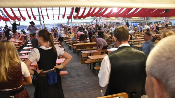 Wenn der Ansturm beginnt, stehen die Kellner meist auf der gegenüberliegenden Seite in sicherer Entfernung. Sie warten, bis die ersten Tische belegt sind und fangen dann an, zu bedienen. Oft halten sie auch mit dem Smartphone drauf, um diesen einmaligen Moment festzuhalten.