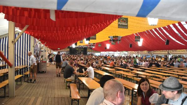 Wenn alle ihren Platz gefunden haben, geht es dann erst einmal wieder ruhiger zu. Die Band beginnt erst um 9.30 Uhr zu spielen, davor gibt es Weißwurstfrühstück und Bier.