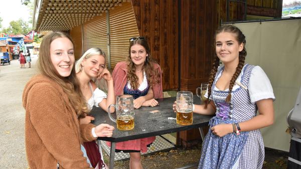 Viele verlassen im morgendlichen Sonnenschein auch einmal kurz das Bierzelt, um sich draußen zu unterhalten. Der Burgfest-Montag bildet für viele den krönenden Abschluss eines kurzweiligen Wochenendes - an dem Hilpoltstein Jahr für Jahr im Ausnahmezustand ist.