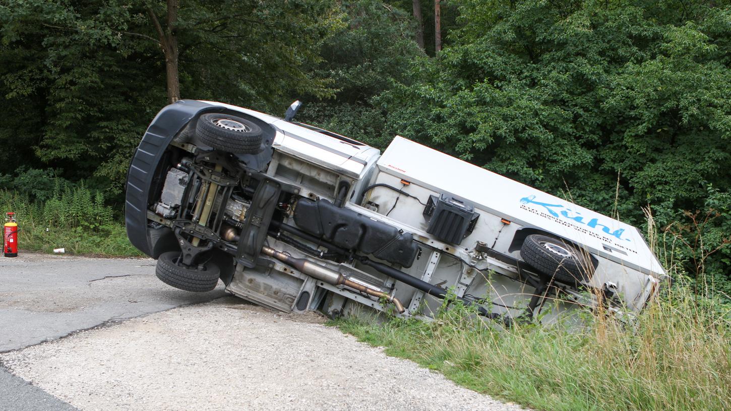Beim Wenden auf einem Feldweg nahe der B14 in Richtung Ottensoos übersah der 20-jährige Fahrer eines Kühltransporters beim Wenden einen Graben.