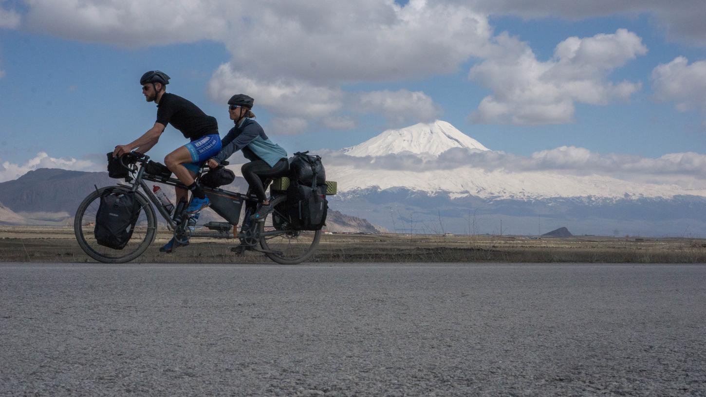 "Willst du schnell reisen, reise alleine. Willst du weit reisen, reise gemeinsam": Zita Gackstatter und Lukas Schmidt haben hier auf ihrem Tandem-Rad gerade die iranisch-türkische Grenze passiert. Im Hintergrund: der 5137 Meter hohe Ararat.