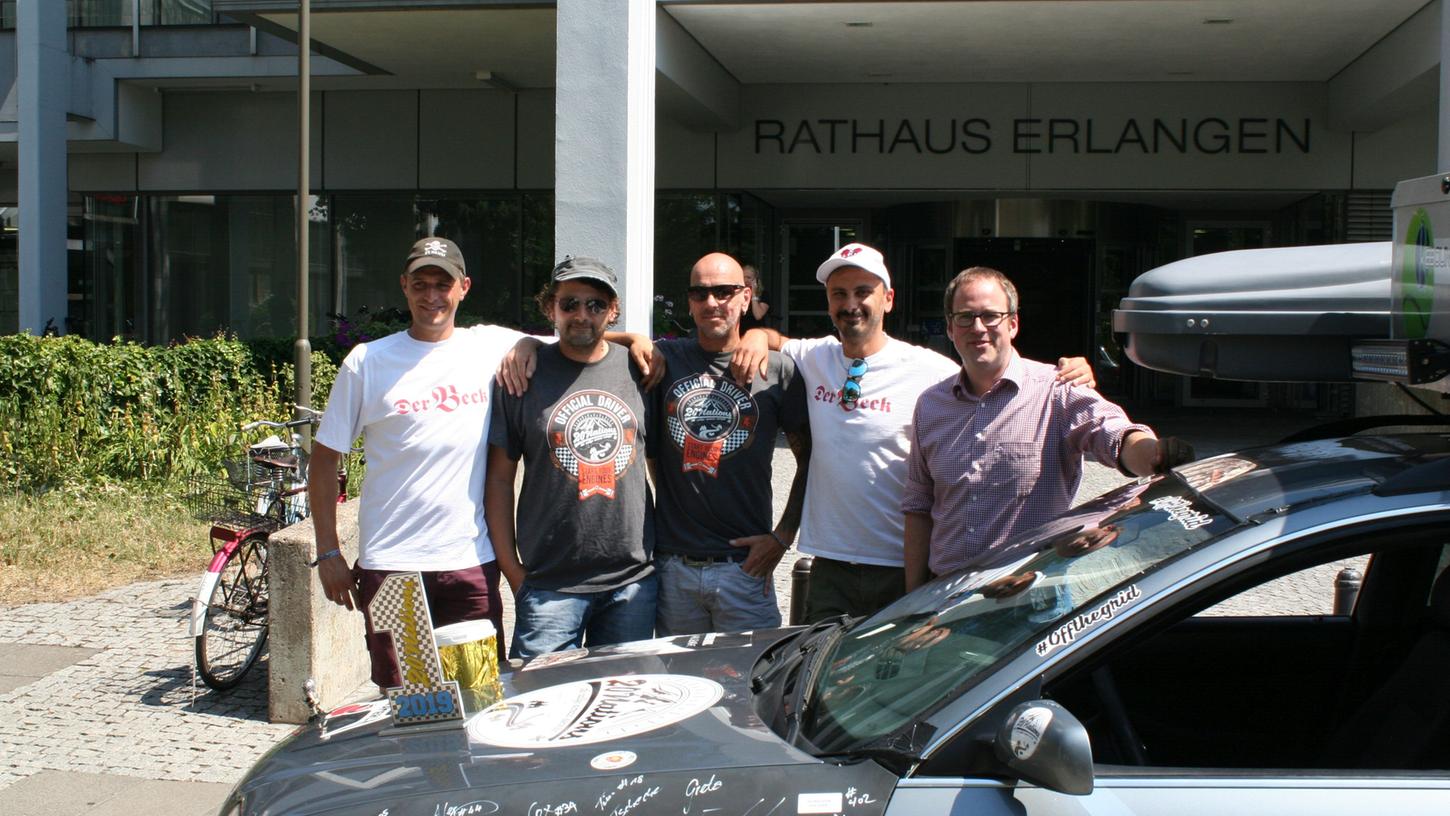 Erlangens OB Florian Janik (SPD) gratuliert dem Erlangens OB Florian Janik (SPD) gratuliert dem