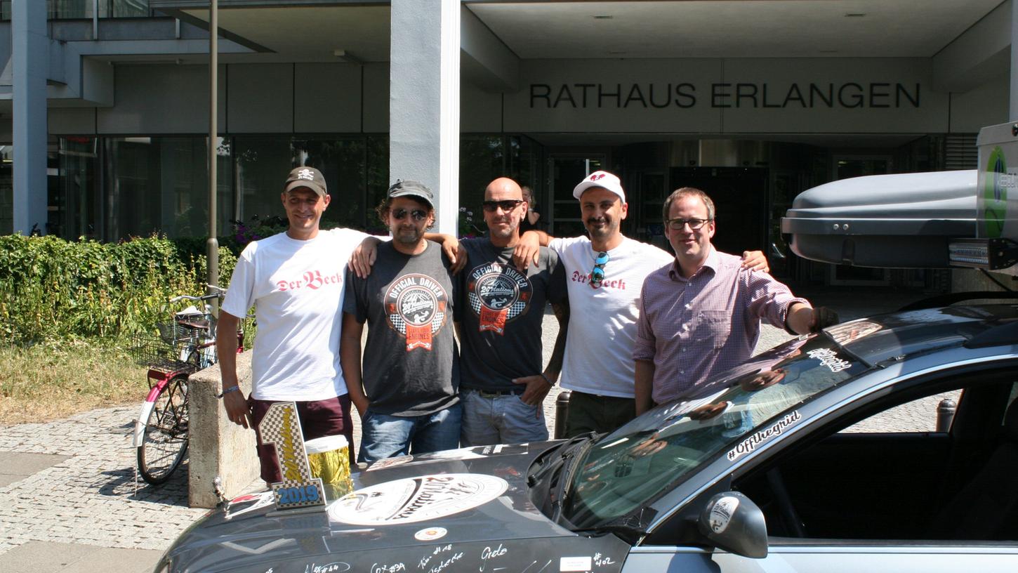 Erlangens OB Florian Janik (SPD) gratuliert dem "Team Marmaladenamerla"zum Rallye-Sieg.