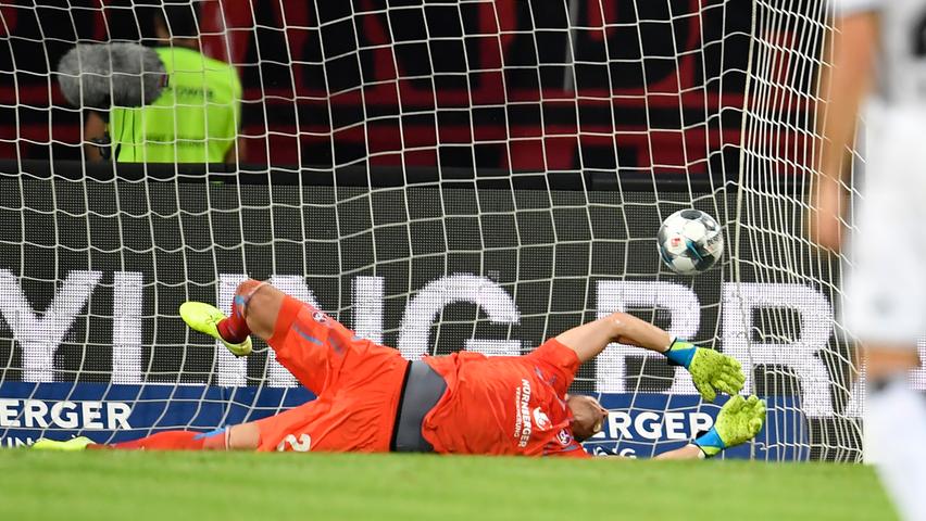 Nach dem Auftakterfolg in Dresden empfängt der Club im ersten Heimspiel der Saison den Hamburger SV - und ist nach den 90 Minuten gegen übermächtige Hanseaten zurück auf dem Boden der Tatsachen. Mit 0:4 geht der FCN gegen den von Ex-Trainer Dieter Hecking trainierten und spielerisch klar überlegenen HSV baden.
Nach dem Auftakterfolg in Dresden empfängt der Club im ersten Heimspiel der Saison den Hamburger SV - und ist nach den 90 Minuten gegen übermächtige Hanseaten zurück auf dem Boden der Tatsachen. Mit 0:4 geht der FCN gegen den von Ex-Trainer Dieter Hecking trainierten und spielerisch klar überlegenen HSV baden.