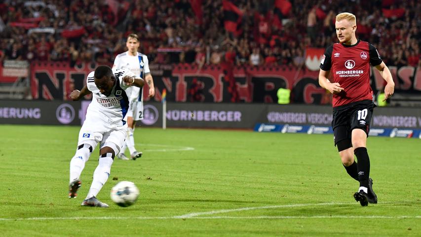 Narey markiert das 3:0 in der 72. Minute für seinen HSV und lässt die Hoffnungen auf einen Heim-Erfolg für den Club damit gänzlich sinken.
