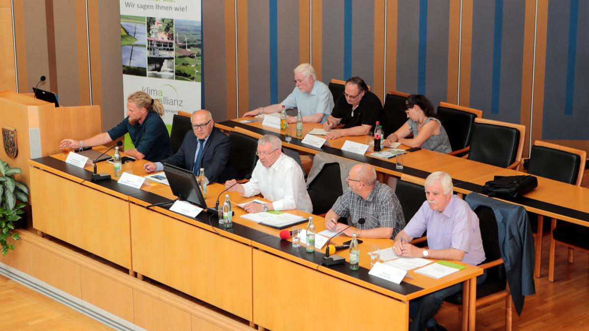 Am 26. Juli 2019 begrüßte Landrat Johann Kalb die geladenen kommunalen Vertreter aus der Klimaallianz Bamberg, sowie Akteure u.a. aus den Handlungsfeldern Forstwirtschaft, Landwirtschaft, Gesundheit und der Wasserwirtschaft zur ersten Informationsveranstaltung. Am 26. Juli 2019 begrüßte Landrat Johann Kalb die geladenen kommunalen Vertreter aus der Klimaallianz Bamberg, sowie Akteure u.a. aus den Handlungsfeldern Forstwirtschaft, Landwirtschaft, Gesundheit und der Wasserwirtschaft zur ersten Informationsveranstaltung.