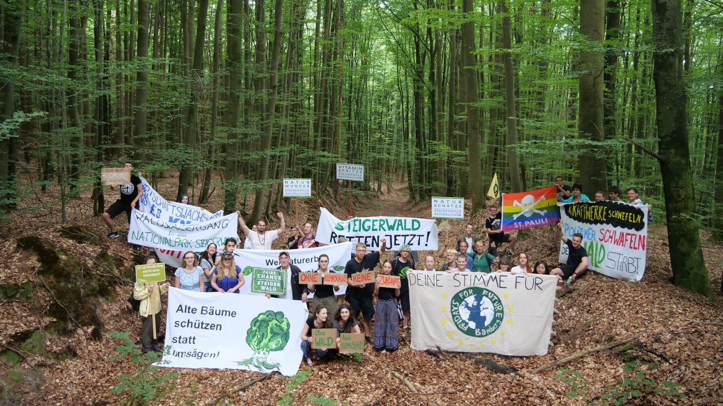 Statt auf Bambergs Straßen wurde diesmal unter Baumkronen demonstriert: Die jungen Klimaaktivisten von Fridays-for-Future Bamberg setzten ein Zeichen für einen Nationalpark im nördlichen Steigerwald. Statt auf Bambergs Straßen wurde diesmal unter Baumkronen demonstriert: Die jungen Klimaaktivisten von Fridays-for-Future Bamberg setzten ein Zeichen für einen Nationalpark im nördlichen Steigerwald.