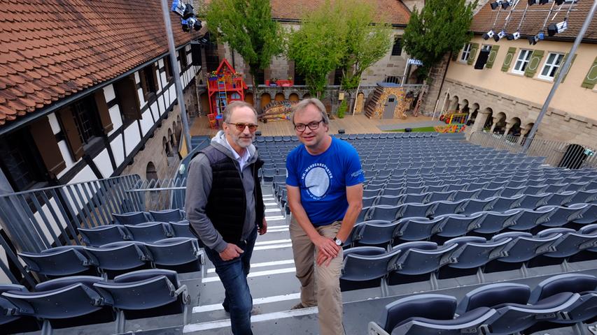 Mit dem Intendanten Johannes Kaetzler rede ich über die Festspiele, den Räuber Hotzenplotz und vor allem die Frauen.  Tag Sechs der Wanderreporter-Tour zum Nachlesen.