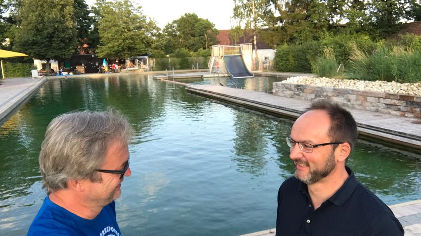 Bürgermeister Jürgen Geier zeigt mir das Naturerlebnisbad der Gemeinde.