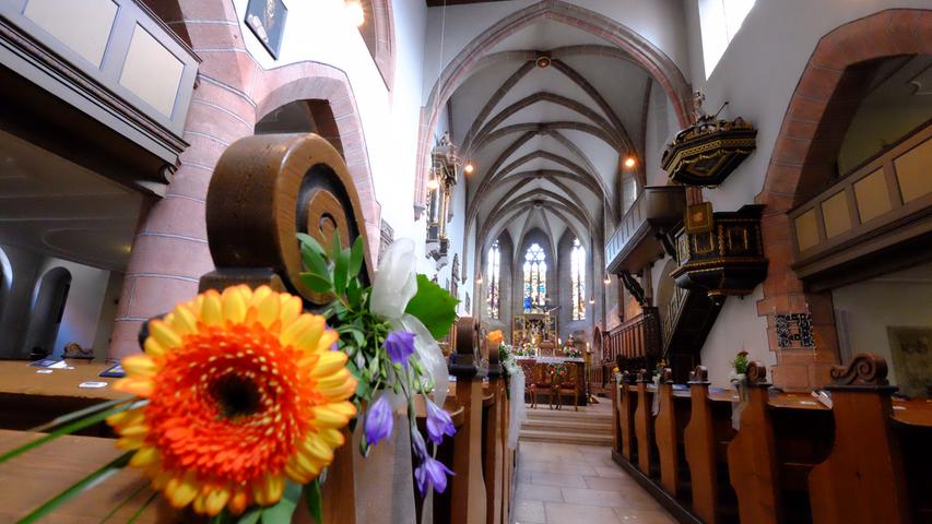 Blick in die Stiftskirche: Gerade war eine Trauung.