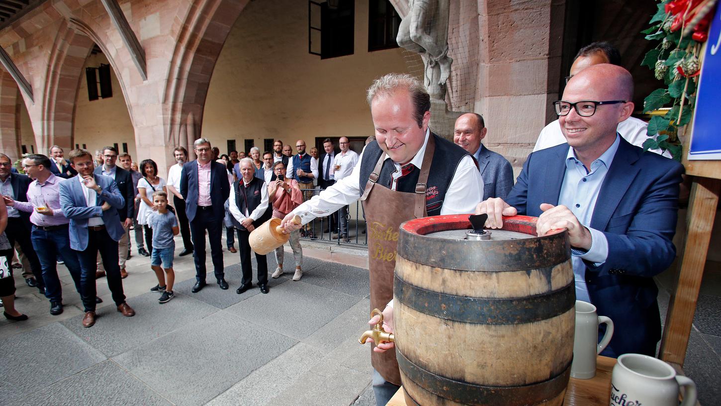 Im Heilig-Geist-Spital wohnten geladene Gäste der traditionellen Bierprobe vor dem Nürnberger Herbstvolksfest bei.