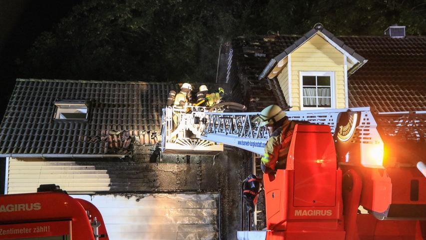 Auto brennt in Weismain - Feuer griff auf Wohnhaus über