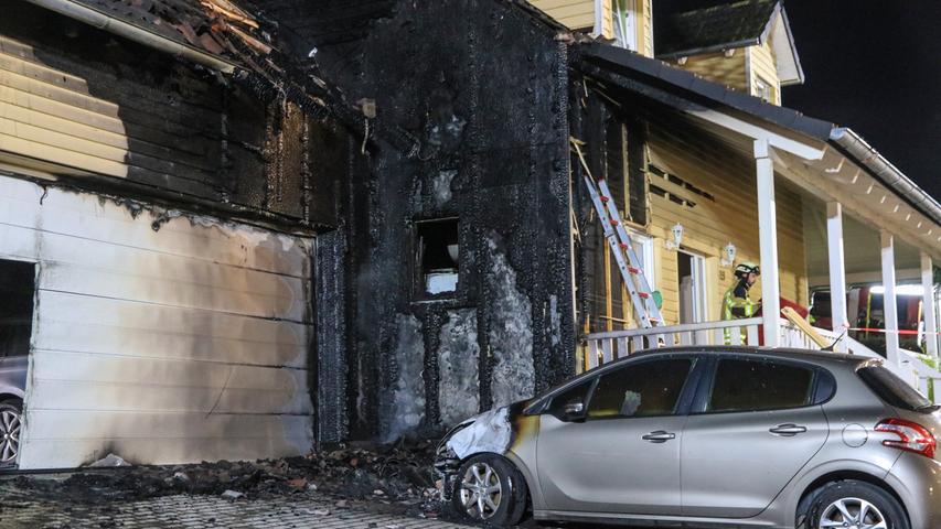 Auto brennt in Weismain - Feuer griff auf Wohnhaus über
