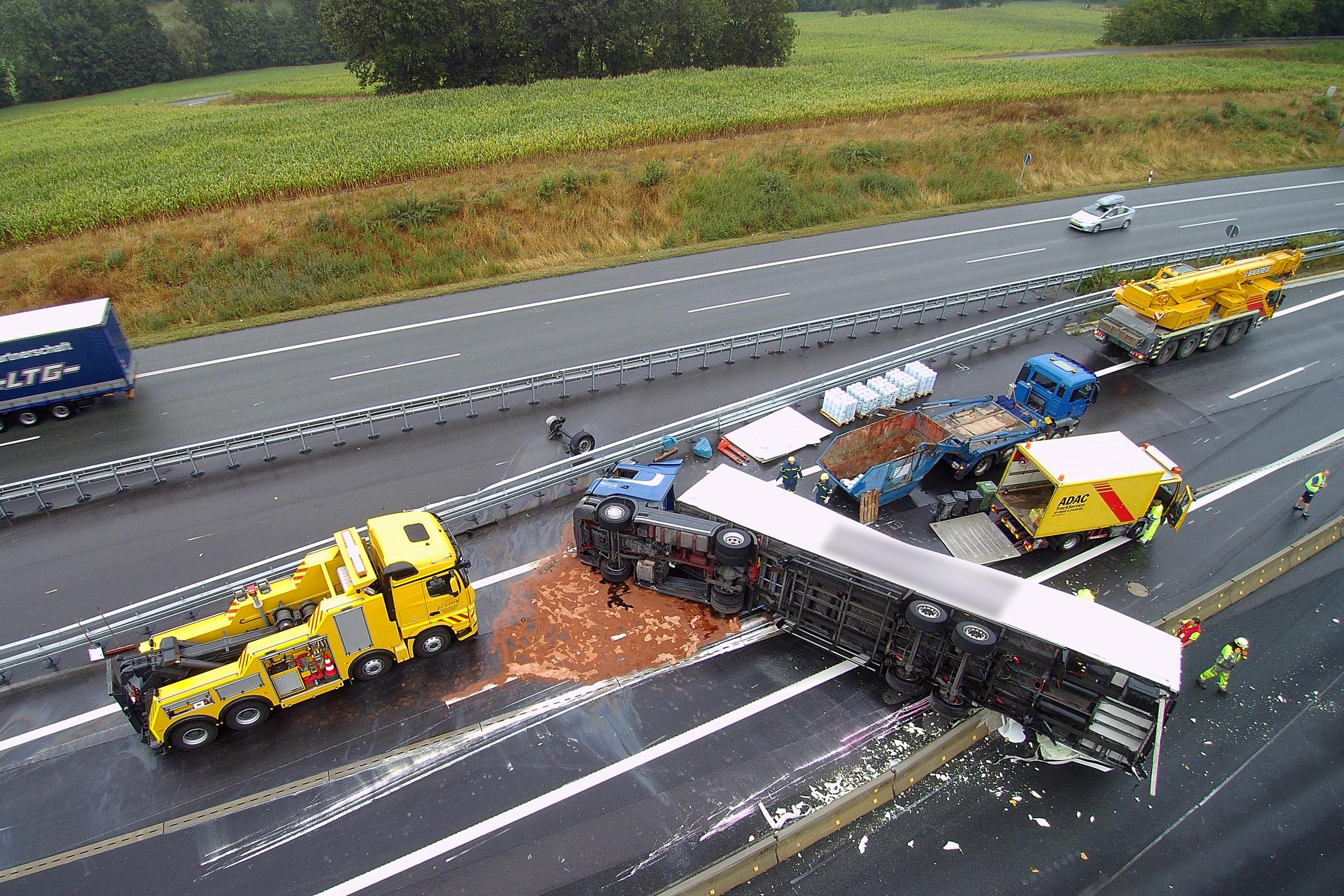 Lkw Legte Sich Quer Farbe Ergoss Sich Uber Die A3 Hochstadt Nordbayern