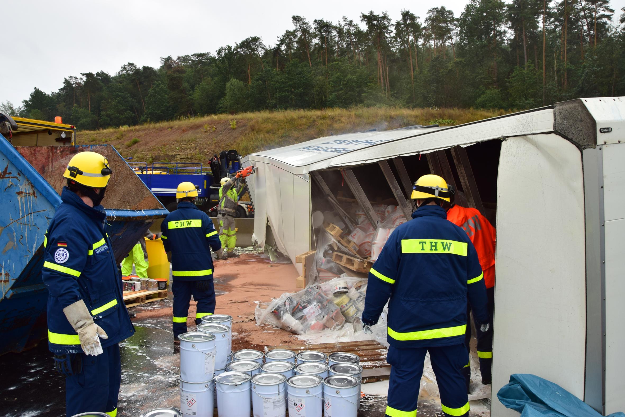 Lkw Legte Sich Quer Farbe Ergoss Sich Uber Die A3 Hochstadt Nordbayern