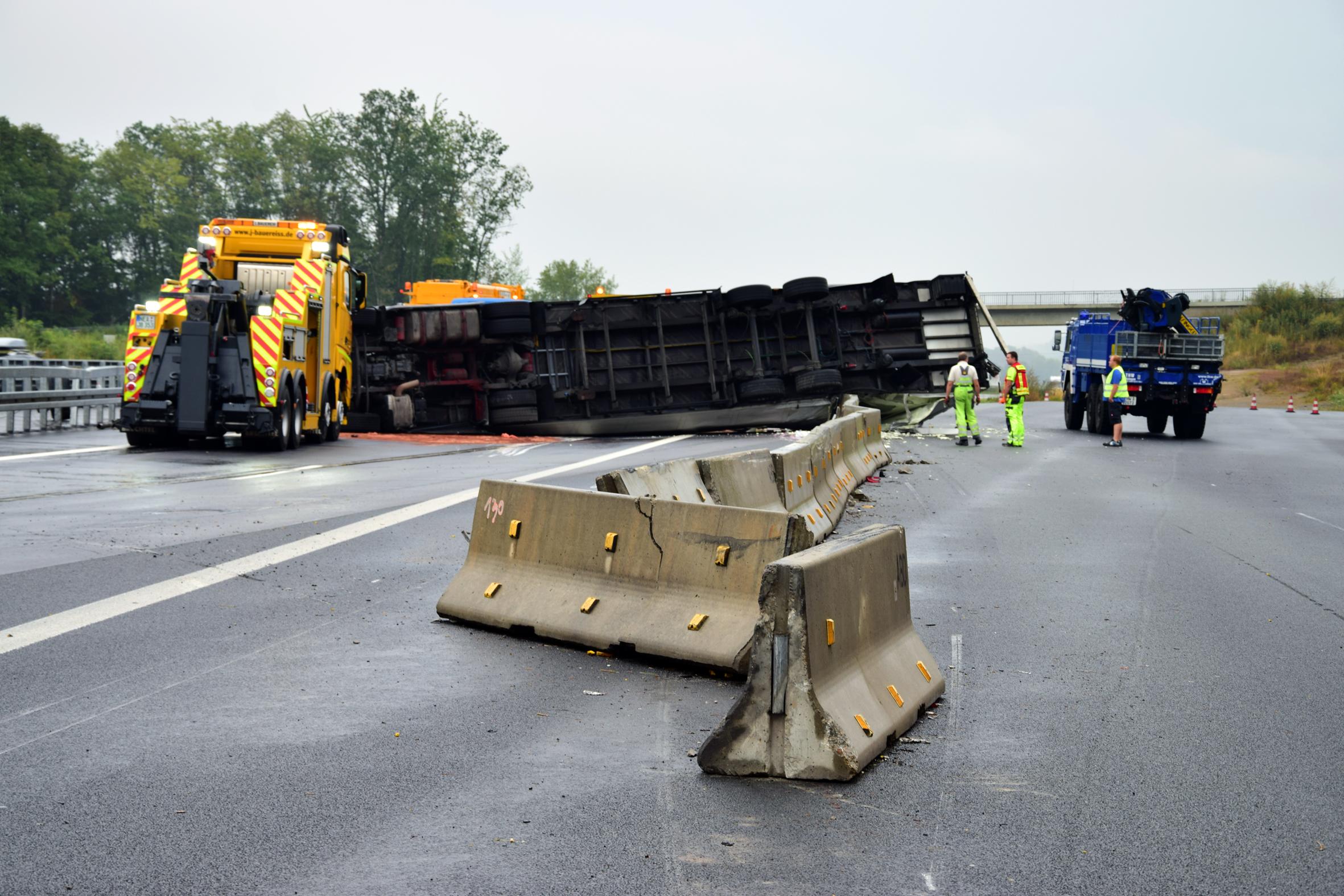 Lkw Legte Sich Quer Farbe Ergoss Sich Uber Die A3 Hochstadt Nordbayern
