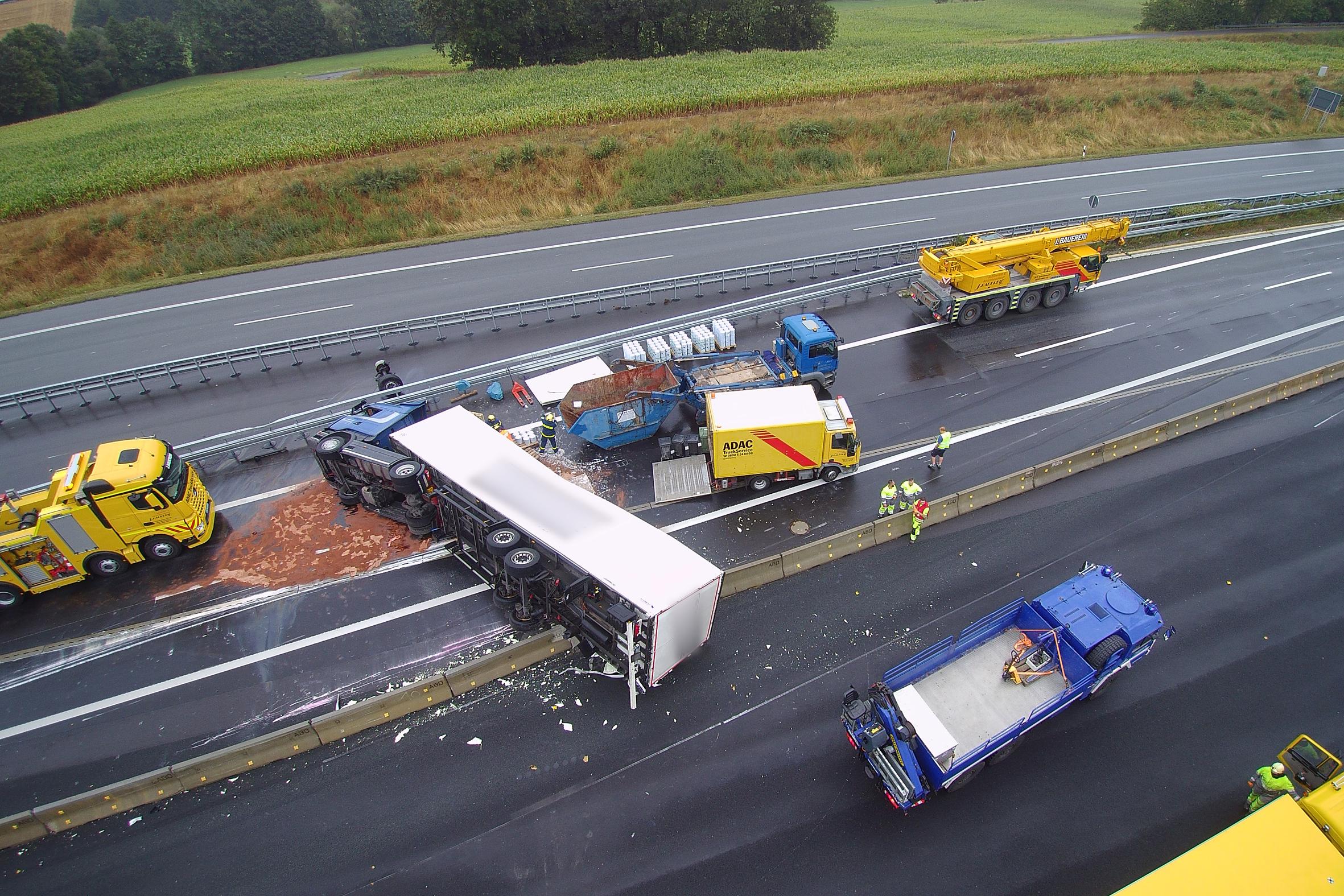 Lkw Legte Sich Quer Farbe Ergoss Sich Uber Die A3 Hochstadt Nordbayern