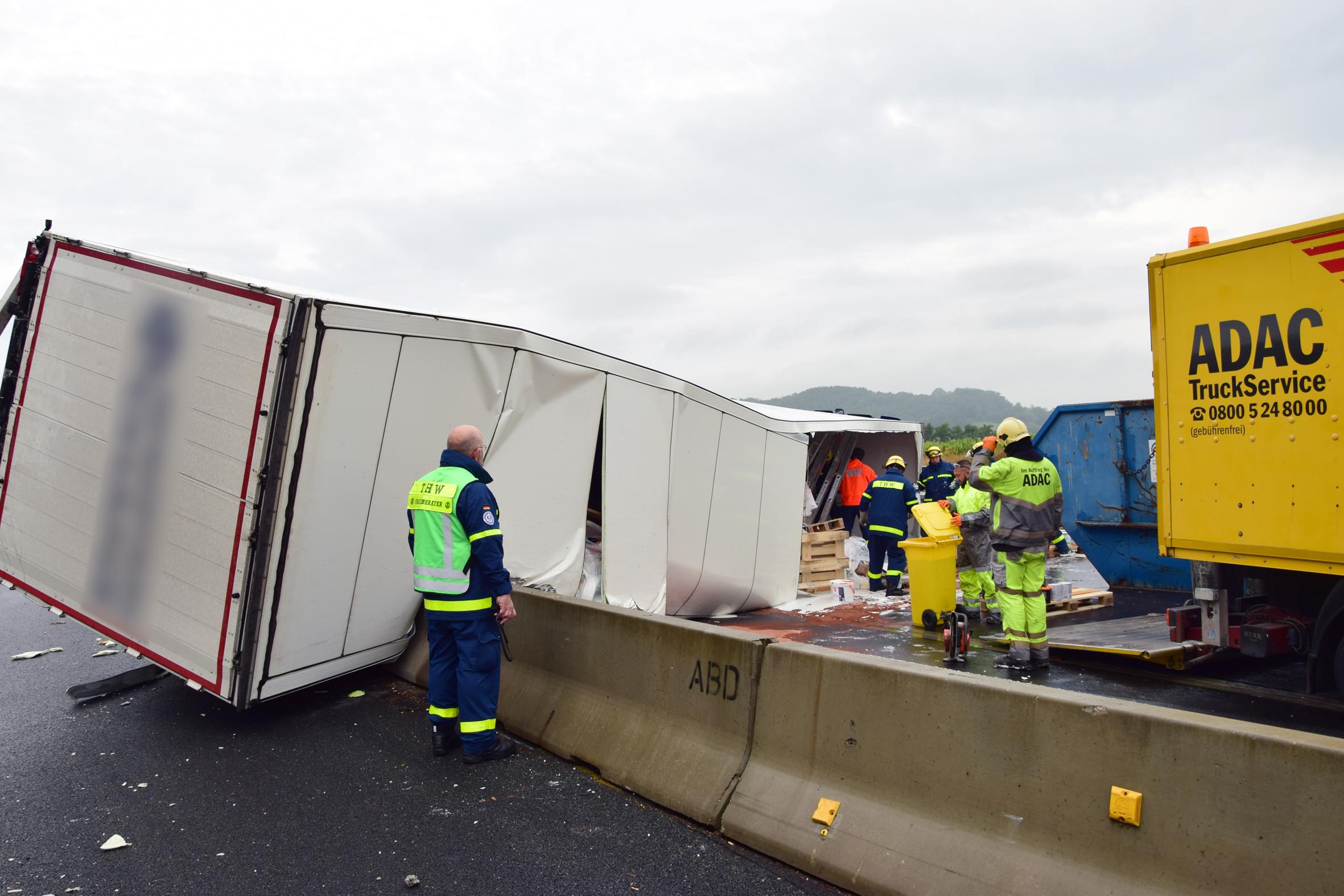 Lkw Legte Sich Quer Farbe Ergoss Sich Uber Die A3 Hochstadt Nordbayern
