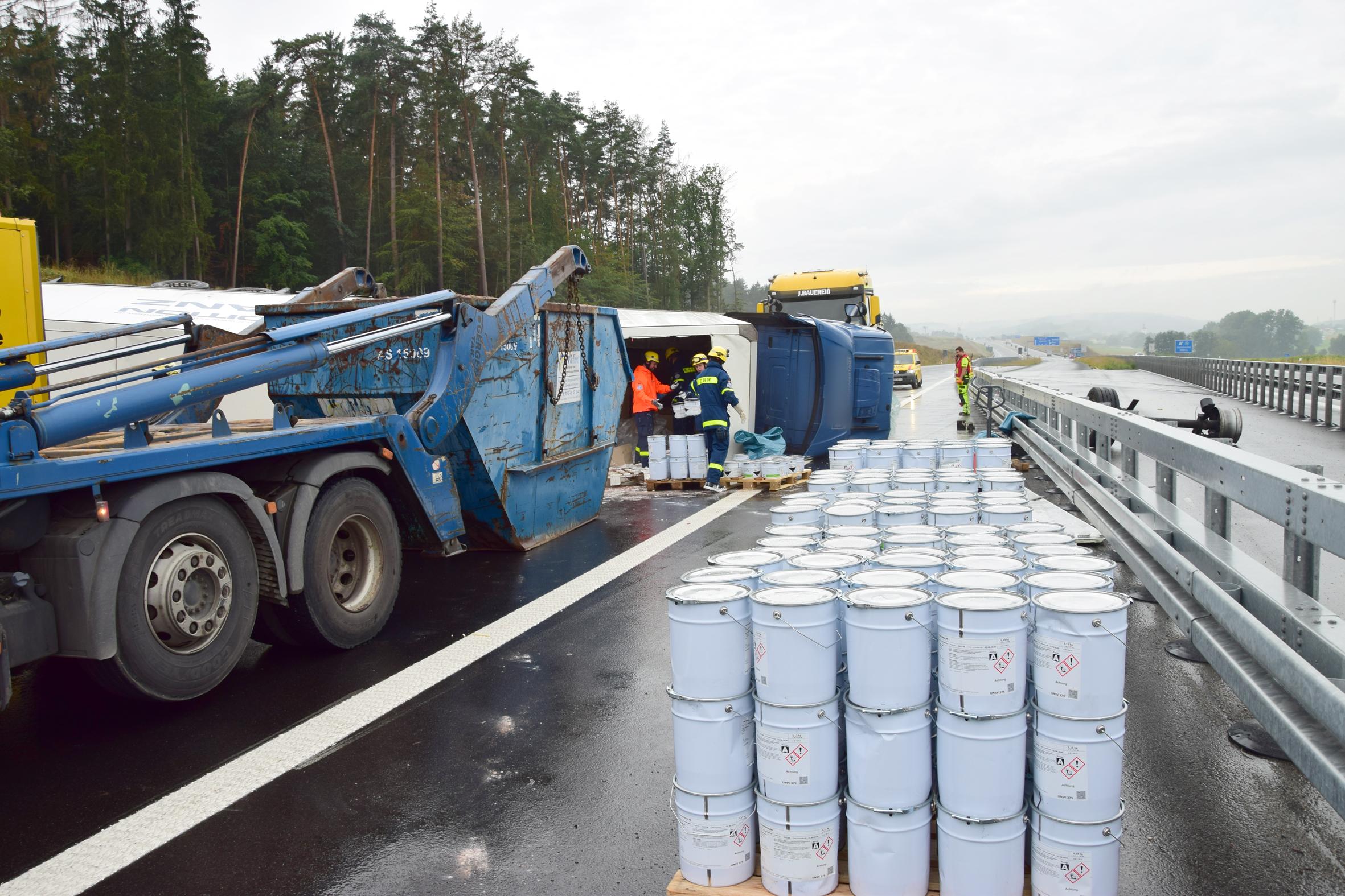 Lkw Legte Sich Quer Farbe Ergoss Sich Uber Die A3 Hochstadt Nordbayern