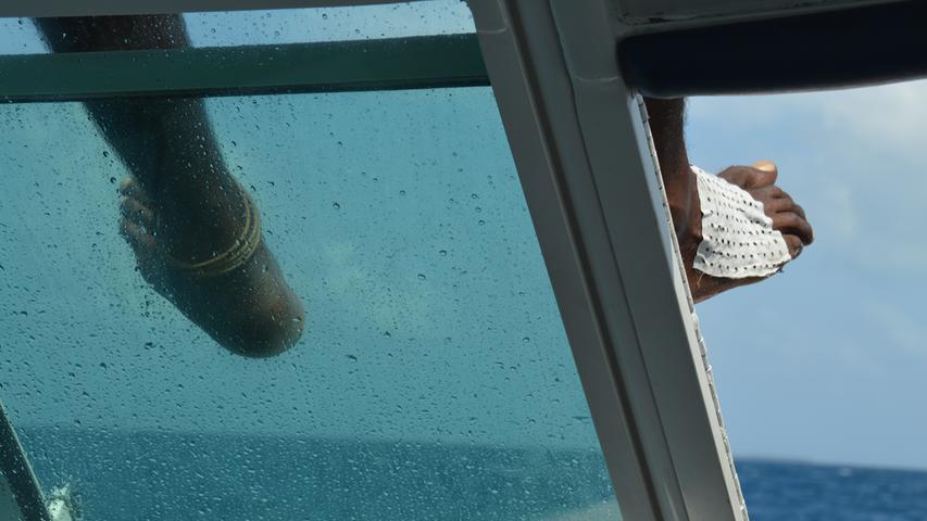 Wer eine Auszeit von der Auszeit oder vom Wassersport wünscht, kann sich auf den Malediven beispielsweise auf Rochen- oder Delfinsafari begeben. In blauen Meer sind die grauen Säuger gut zu sehen. Doch oft verstecken sie sich. Gute Anbieter solcher Touren verzichten auf laute Lockgeräusche oder Einkesselungen. Dann sind die Flipper auch eher neugierig als schüchtern und schwimmen teils parallel zum Boot oder drehen sich aus dem Wasser.