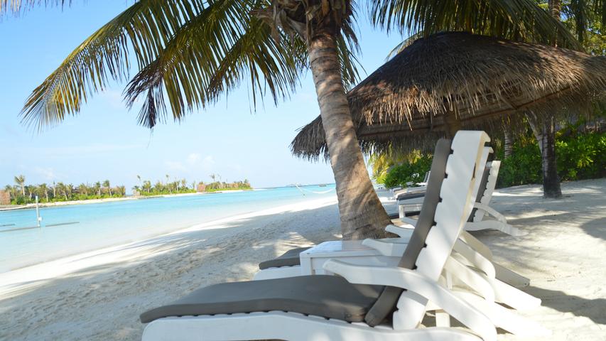 Wie aus dem Urlaubskatalog: das blaueste Meer, strahlender Sonnenschein und weißer Strand. Die Malediven sind purer, wunderbarer Kitsch.