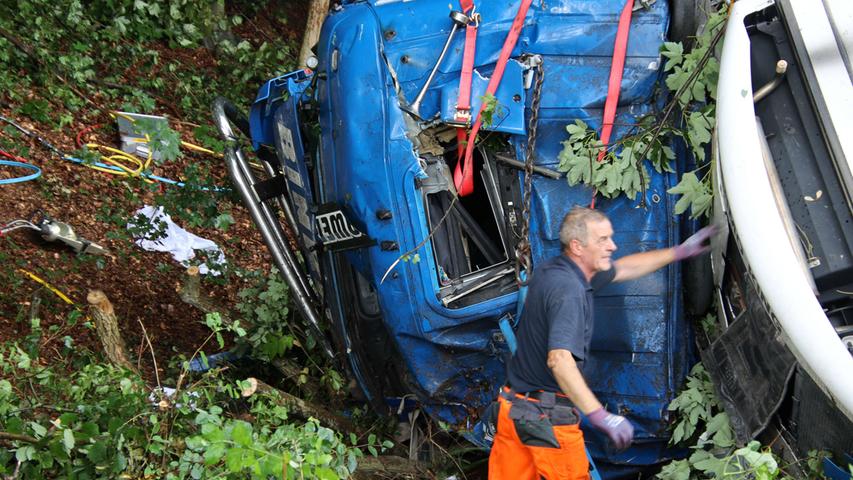 Lkw stürzt Böschung hinab: Tödlicher Unfall auf A3 bei Nittendorf